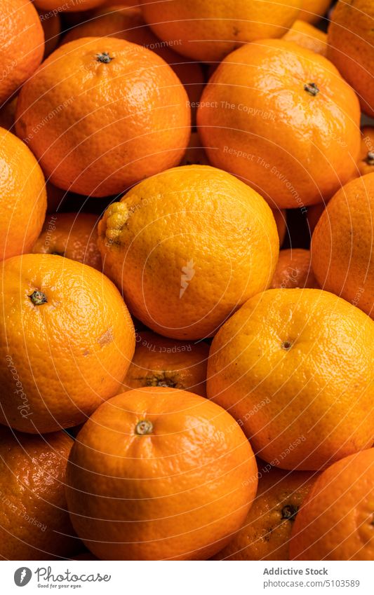 Stapel orangefarbener frischer Mandarinen Zitrusfrüchte Hintergrund Frucht roh gesunde Ernährung Muster viele lecker Lebensmittel Lebensmittelgeschäft