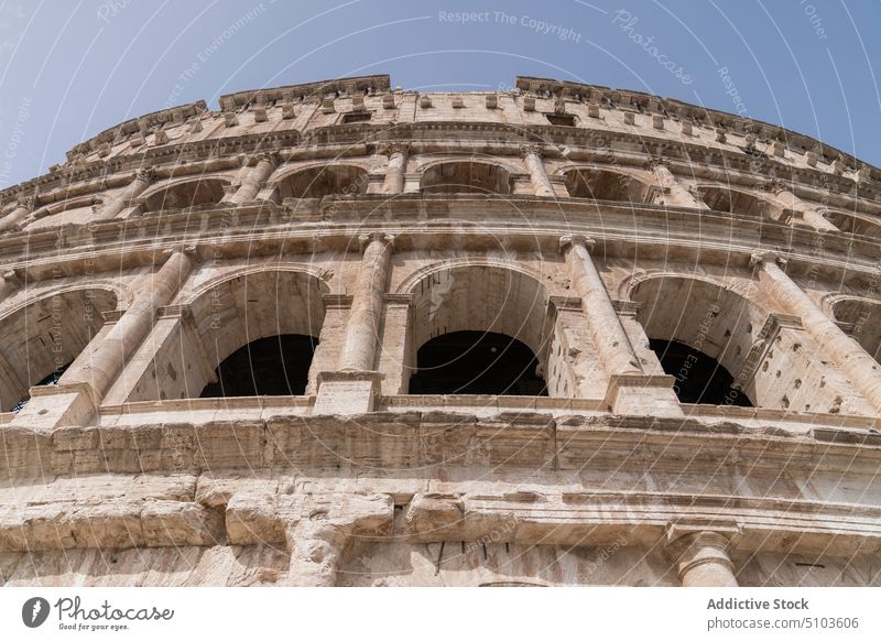 Gewölbe eines alten verwitterten Gebäudes Bogen antik Außenseite grau Himmel Wahrzeichen Architektur berühmt Rom Italien Kolosseum Sightseeing Erbe historisch