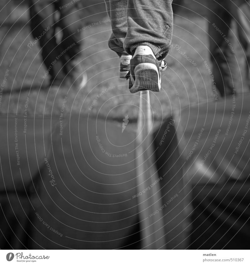 Spur halten Mensch Beine 3 18-30 Jahre Jugendliche Erwachsene Coolness Balance sneakers Seiltanz begleiten Schwarzweißfoto Außenaufnahme Textfreiraum unten Tag