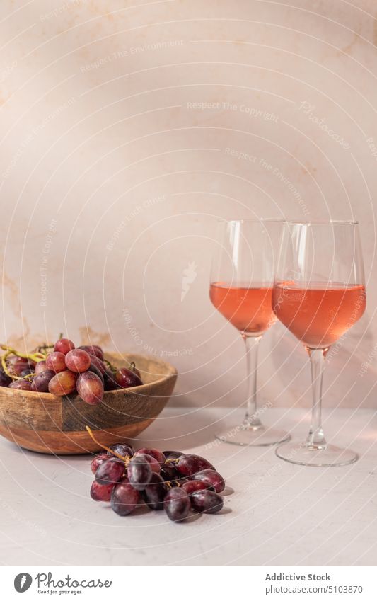 Gläser mit Wein und Früchten auf dem Tisch Glas trinken Frucht Schalen & Schüsseln Traube Feige dienen Lebensmittel Scheibe rot Getränk geschmackvoll Vitamin