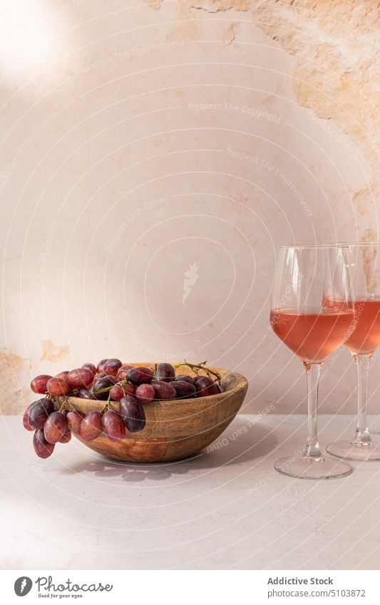Gläser mit Wein und Früchten auf dem Tisch Glas trinken Frucht Schalen & Schüsseln Traube Feige dienen Lebensmittel Scheibe rot Getränk geschmackvoll Vitamin