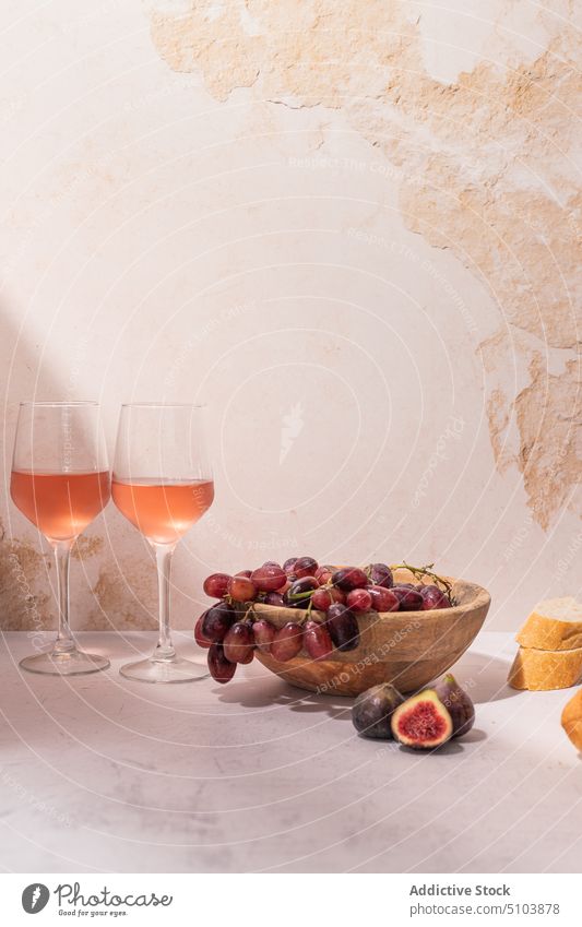 Gläser mit Wein und Früchten auf dem Tisch Glas trinken Frucht Schalen & Schüsseln Traube Feige Baguette dienen Lebensmittel Scheibe rot Getränk geschmackvoll