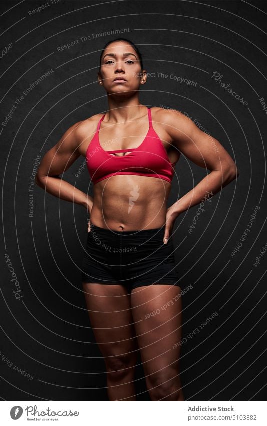 Muskulöse Frau mit Händen auf der Taille Sportlerin Hand auf der Taille Figur Körper Wohlbefinden physisch Studioaufnahme Athlet Fitness passen sportlich Latein