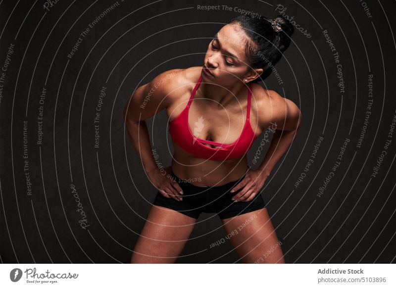 Muskulöse Frau mit Händen auf der Taille Sportlerin Hand auf der Taille Figur Körper Wohlbefinden physisch Studioaufnahme Athlet Fitness passen sportlich Latein