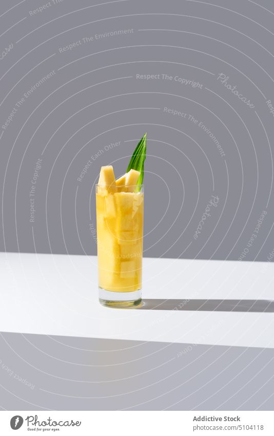 Ein Glas frisches tropisches Getränk Saft Ananas Tisch Stroh Blatt kalt gesundes Getränk Sommer Frucht Erfrischung natürlich organisch Vitamin Vegetarier Entzug