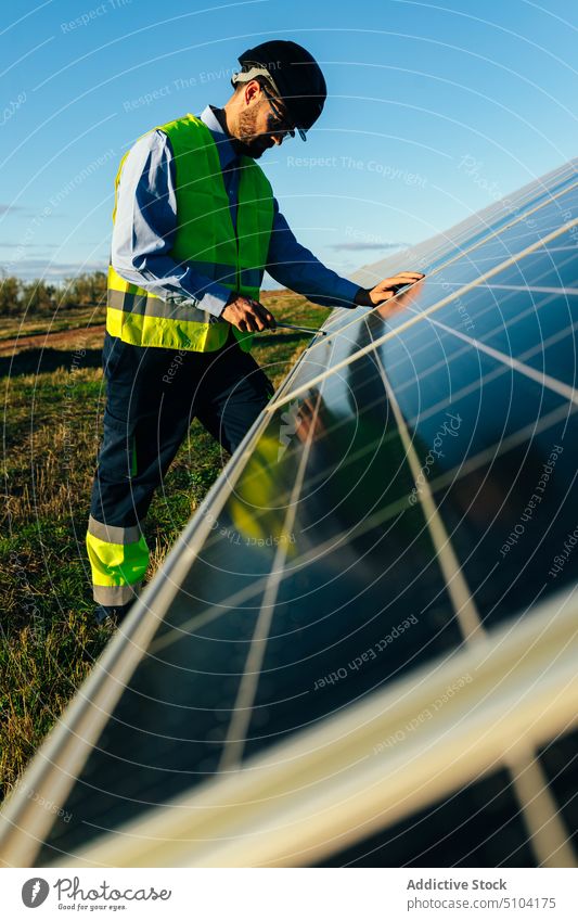 Arbeiter bei der Installation von Solarzellen bei Tageslicht Mann Techniker Photovoltaik Sonnenkollektor installieren Erneuerung nachhaltig alternativ