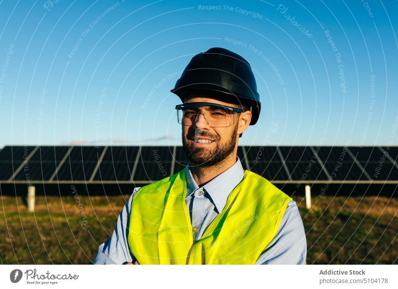 Techniker gegen Solarmodule im Einsatz Porträt Mann Photovoltaik Sonnenkollektor nachhaltig alternativ umweltfreundlich Energie verträumt Feld männlich