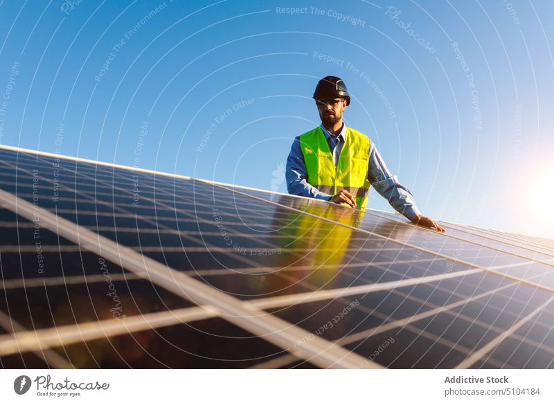 Arbeiter mit Fotovoltaikzellen an einem sonnigen Tag Mann Sonnenkollektor Techniker Photovoltaik Erneuerung nachhaltig alternativ umweltfreundlich Energie