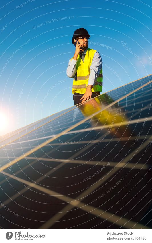 Solarmodul-Installateur im Gespräch mit dem Smartphone Mann Techniker Telefonanruf benutzend nachhaltig sprechen Photovoltaik Sonnenkollektor Erneuerung