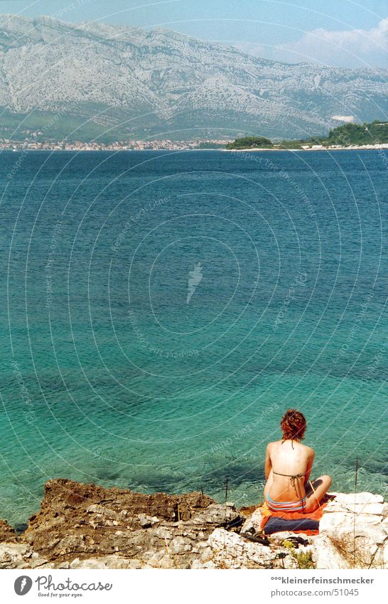 Tag am Meer II Kroatien Küste Ferien & Urlaub & Reisen ruhig Erholung Bikini Aussicht Dalmatien blau-grün Frau Schnorcheln Sommer Tauchgerät Schwimmhilfe Strand