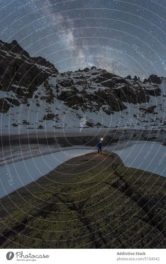 Anonymer Reisender bei der Betrachtung von Bergen und Teich unter der Milchstraße Mann Berge u. Gebirge Milchstrasse Natur Hochland Landschaft Astronomie Nacht