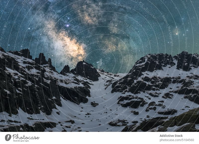 Milchstraße am Sternenhimmel über einem verschneiten Berg bei Nacht Milchstrasse Himmel Berge u. Gebirge sternenklar Sierra de Gredos Ávila Galaxie Weltall