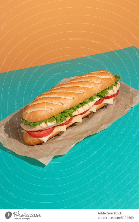 Sandwich mit gegrilltem Hähnchen, frischem Salat und Tomaten Belegtes Brot Truthahn Lebensmittel Frühstück Fleisch U-Bahn belegte Brote Bestandteil schnell Käse