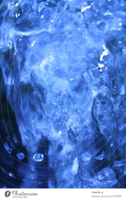 Wasser frisch kalt Elektrizität dunkel Quelle Wasserwirbel Kühlung trinken rein Kraft blau Strukturen & Formen hell Kontrast Bewegung quirlig Klarheit felxibel
