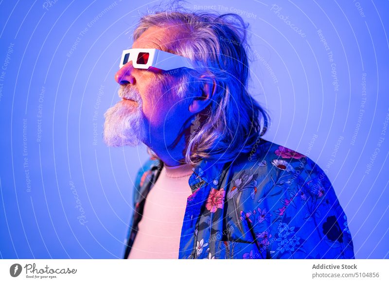 Beeindruckter grauhaariger Mann mit 3d-Brille im Studio Showtime Überraschung erstaunt Schock dreidimensional Model wow Stil Film Filmmaterial Kino Sehvermögen