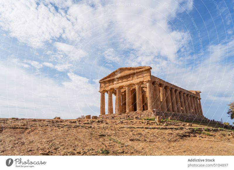 Antikes Gebäude mit Säulen unter bewölktem Himmel historisch Sightseeing Tourismus Architektur Fassade antik Erbe Spalte Archäologie Wahrzeichen Agrigento