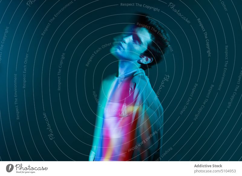 Profil eines jungen Mannes in Neonbeleuchtung Model mehrfarbig neonfarbig Licht Studioaufnahme Individualität Augen geschlossen emotionslos männlich leuchtend