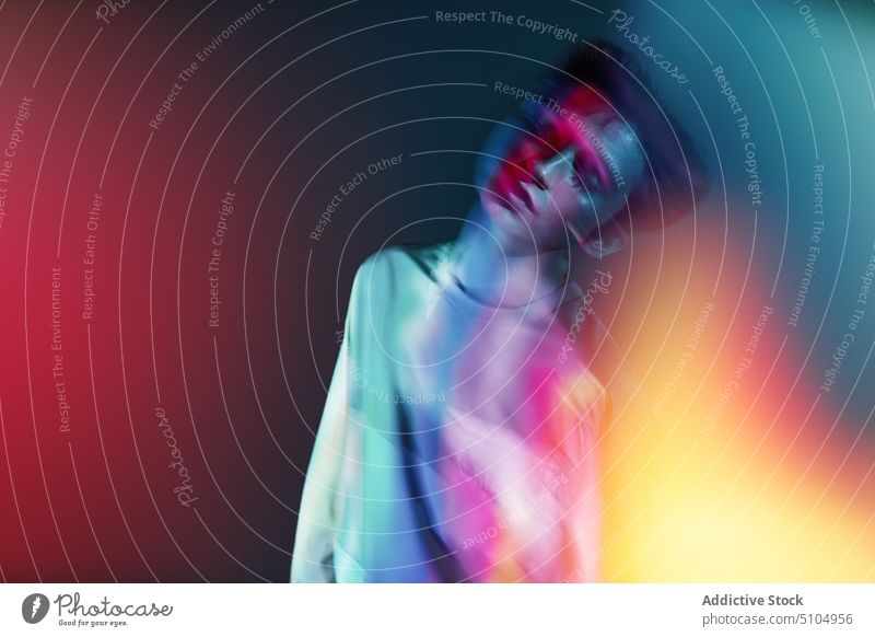 Junger Tänzer Mann Profil in Neonbeleuchtung Model mehrfarbig neonfarbig Licht Studioaufnahme Individualität Augen geschlossen Tanzen ausführen emotionslos