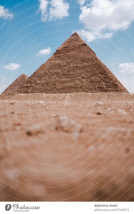 Altägyptische Pyramiden in der Wüste an einem sonnigen Tag wüst Erbe Denkmal Sightseeing Wunder Kultur Tourismus Wahrzeichen antik historisch komplex wolkig
