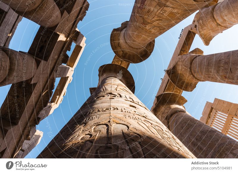 Antike ornamentale Säulen in alten Tempel gegen blauen Himmel Spalte Architektur Erbe historisch Kultur Wahrzeichen Erleichterung Ornament Sightseeing reisen