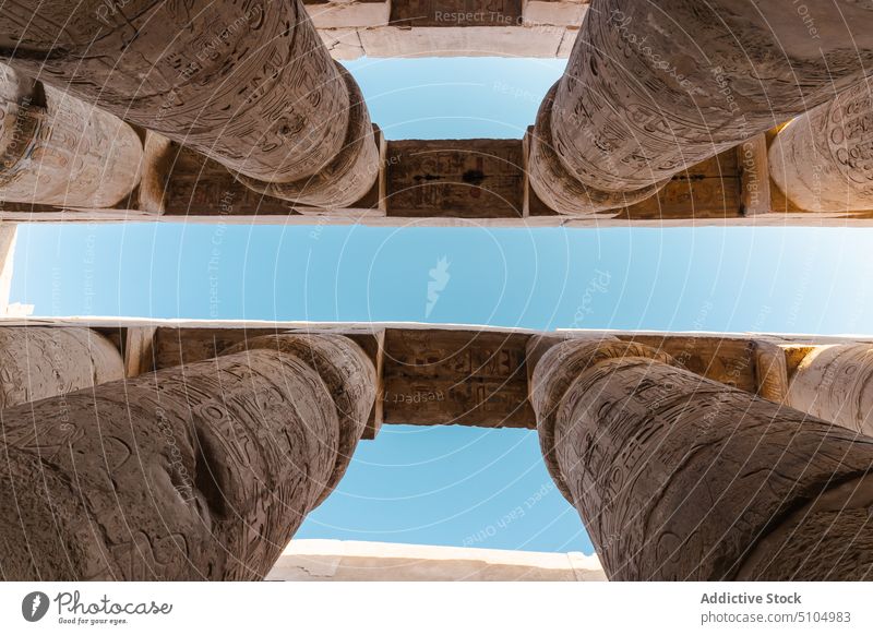 Antike ornamentale Säulen in alten Tempel gegen blauen Himmel Spalte Architektur Erbe historisch Kultur Wahrzeichen Erleichterung Ornament Sightseeing reisen