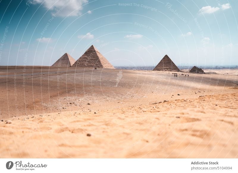 Sandiges Wüstengelände mit Pyramiden Landschaft wüst Sightseeing Wahrzeichen Denkmal Erbe Ägypten antik Gelände trocken Natur Tal Sonnenschein Dürre