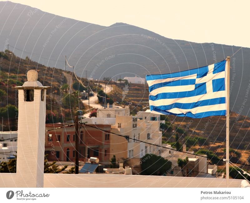 Die griechische Flagge Fahne Griechenland Insel Tinos Sommer Feiertage Abenddämmerung Urlaub