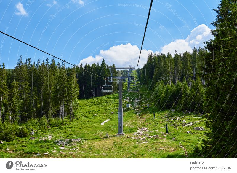 Eröffnung einer Seilbahnlinie in den Bergen, Skilift im Ferienort für Touristen heben Wald Karpacz Natur Standseilbahn Resort Wanderung aktiv Hintergrund