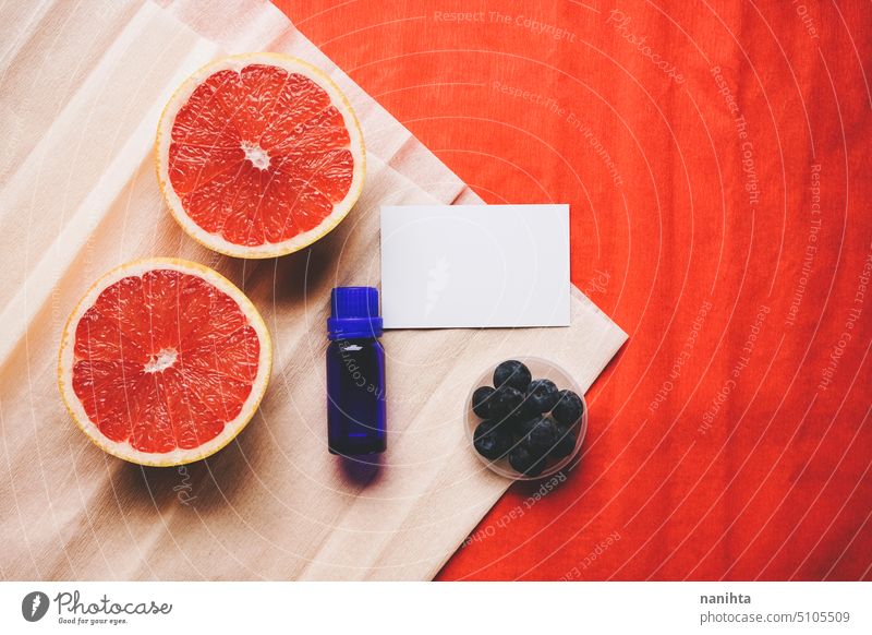 Produktbild einer Visitenkarte Mockup für Bio-Kosmetik Geschäft Attrappe Postkarte organisch Hintergrund flache Verlegung Papier Grapefruit notwendig Erdöl