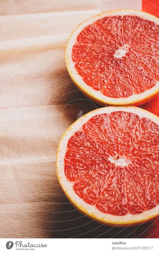 Bunter Hintergrund in Koralle und Rot mit frischen offenen Grapefruits Textur Papier rot orange Korallen Pfirsich Farbe saftig neu Zitronensäure Gesundheit