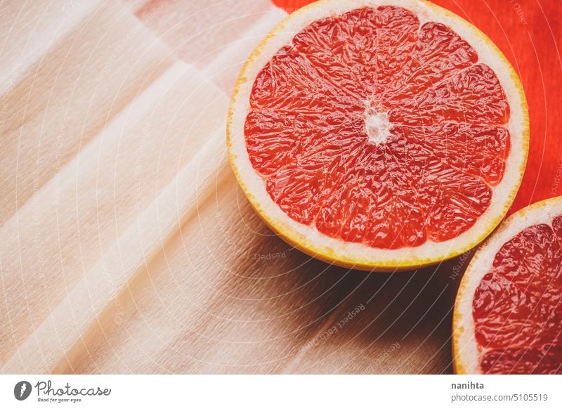 Bunter Hintergrund in Koralle und Rot mit frischen offenen Grapefruits Textur Papier rot orange Korallen Pfirsich Farbe saftig neu Zitronensäure Gesundheit