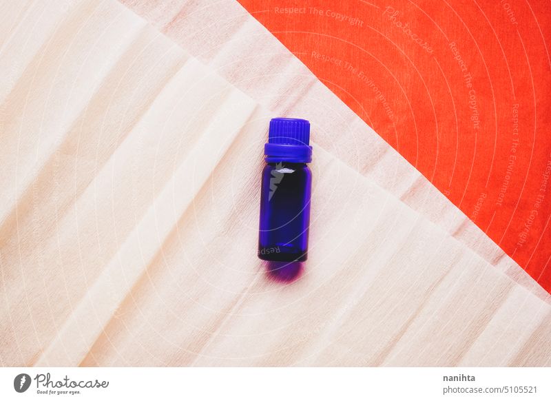 Flat Lay Hintergrundbild einer dunkelblauen Flasche ätherisches Öl gegen Papier Hintergrund notwendig Erdöl Kosmetik organisch sehr wenige minimalistisch Textur