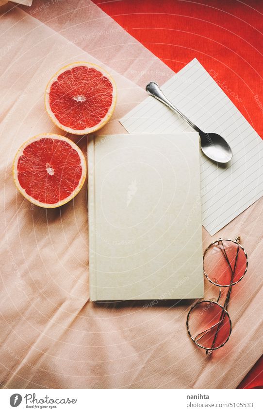 Flat Lay Hintergrundbild mit einem eleganten Tagebuch durch gemeinsame Objekte in leuchtenden Farben umgeben flache Verlegung Attrappe customice warm Pfirsich