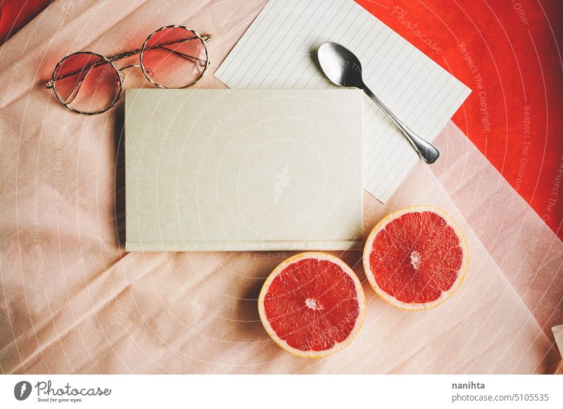 Flat Lay Hintergrundbild mit einem eleganten Tagebuch durch gemeinsame Objekte in leuchtenden Farben umgeben flache Verlegung Attrappe customice warm Pfirsich