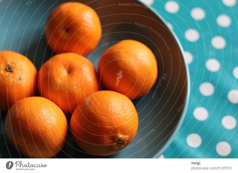 Vitamine - Clementinen liegen in einer petrolfarbenen Schale, die auf einer türkisfarbigen Tischdecke mit weißen Punkten steht Mandarinen Obst Zitrusfrucht