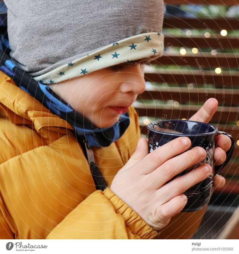 Porträt eines Jungen, der eine Tasse mit heißer Schokolade in den Händen hält Mensch Kind Gesicht heiße Schokolade Getränk Heißgetränk wärmend Winter Kälte