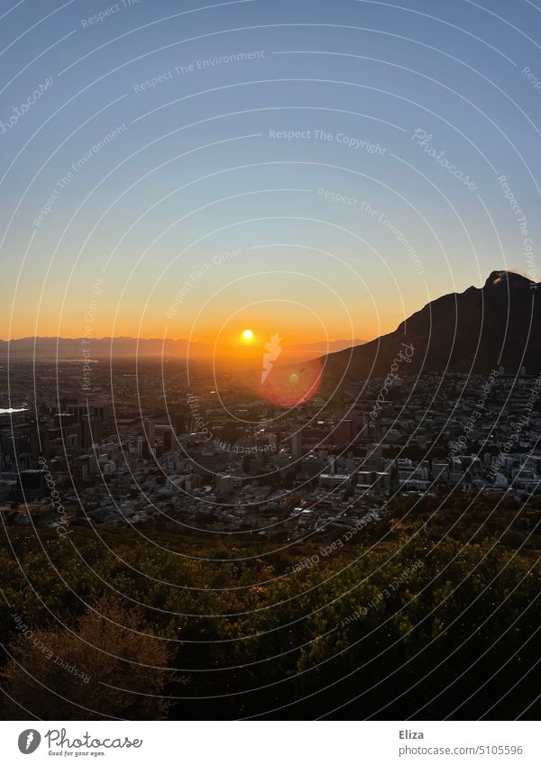 Sonnenaufgang mit Ausblick vom Signal Hill auf Kapstadt Südafrika Stadt Berge Morgenrot Großstadt Aussicht Ferne stimmungsvoll morgens Aussichtspunkt