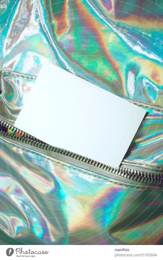 Mockup einer Visitenkarte mit einer holographischen Textur als Hintergrund irisierend Attrappe blanko Postkarte Regenbogen Oberfläche Erdöl Kreativität Kunst
