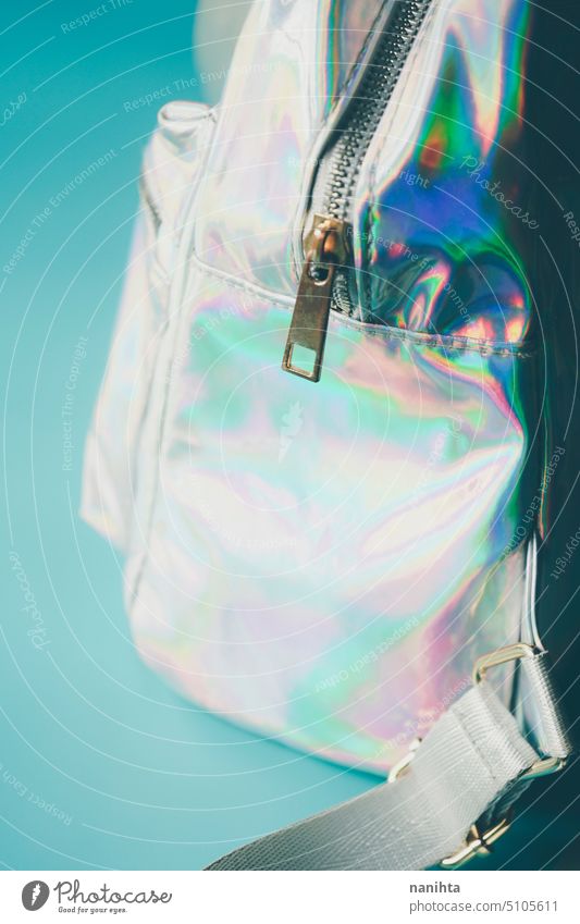 Detail eines holografischen und irisierenden Schulranzens holographisch Regenbogen Hintergrund Tasche Reißverschluss Zubehör Mode trendy frisch cool Jugend