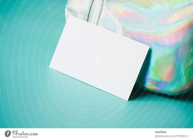 Mockup einer Visitenkarte mit einer holographischen Textur als Hintergrund irisierend Attrappe blanko Postkarte Regenbogen Oberfläche Erdöl Kreativität Kunst