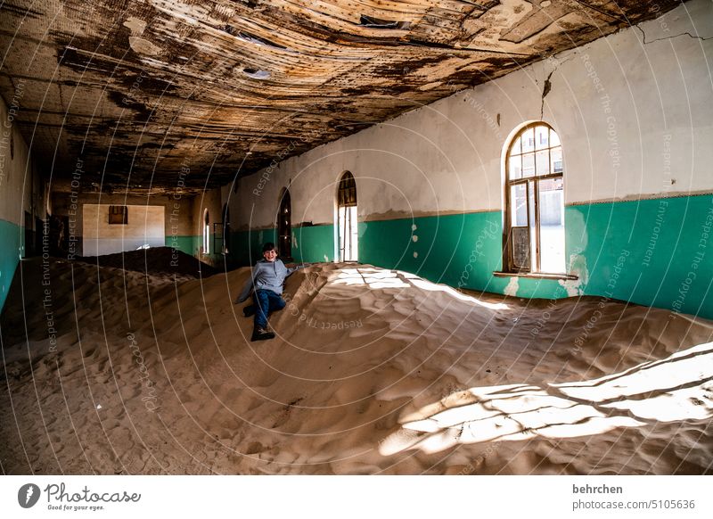 feg mal wieder! alt kaputt zerstört Haus Naturgewalt zerfall Sonnenlicht Schatten Licht Junge Kindheit Sand Ruine Geisterstadt Kolmannskuppe Kolmanskop Lüderitz