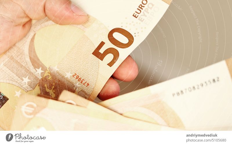 Mann beim Geldzählen. Nahaufnahme von männlichen Händen Zählen Stapel von 50 Euro-Banknoten. Euro-Währungsumtausch. Bargeld Geld Berechnung. Konzept des Gehalts