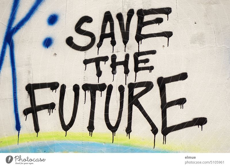SAVE THE FUTURE steht in schwarzen, verlaufenden Druckbuchstaben an der Graffiti Wand / Zukunftsangst save the future die Zukunft retten die Zukunft sichern