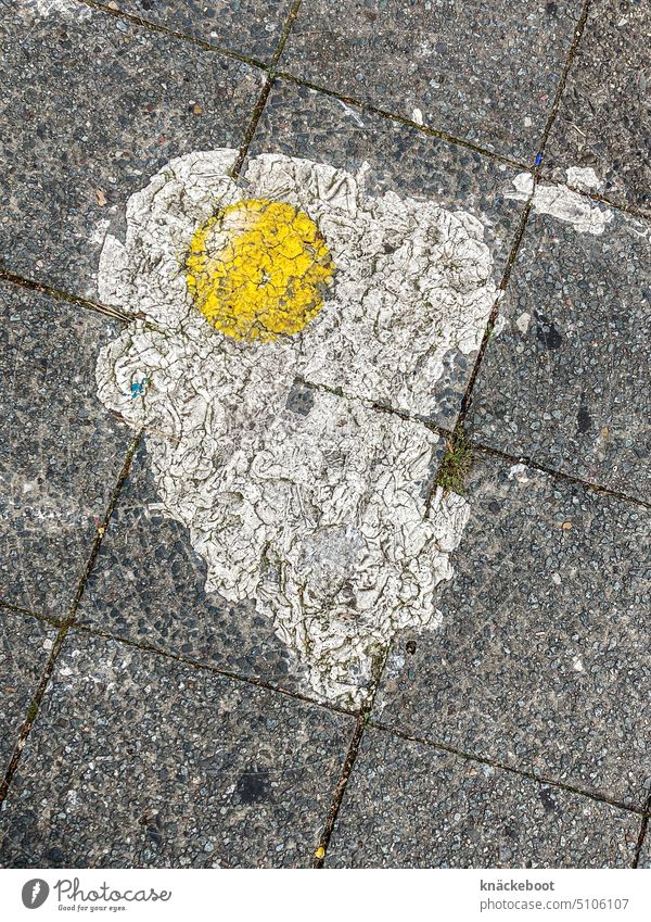 spiegelei auf gehweg Stadt Gehwegplatten Bürgersteig grau farbklecks Ei Streetart Fotos gelb weiß