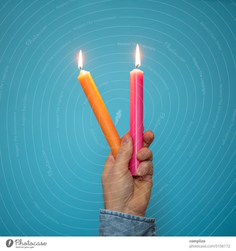2Kerzenhand Idee Kreativität innovativ anzünden brennen Flamme Finger Hand Geburtstag Silvester u. Neujahr Feste & Feiern Party Weihnachten & Advent adventszeit