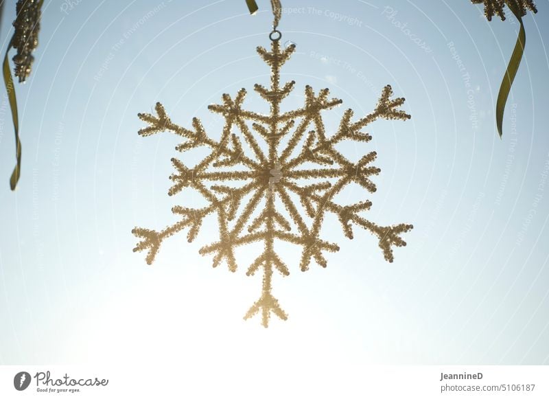 künstliche Schneeflocke Aufhänger aus Perlen Schneestern Dekoration & Verzierung kalte jahreszeit Fensterblick blauer Himmel Hintergrund Winter glitzern