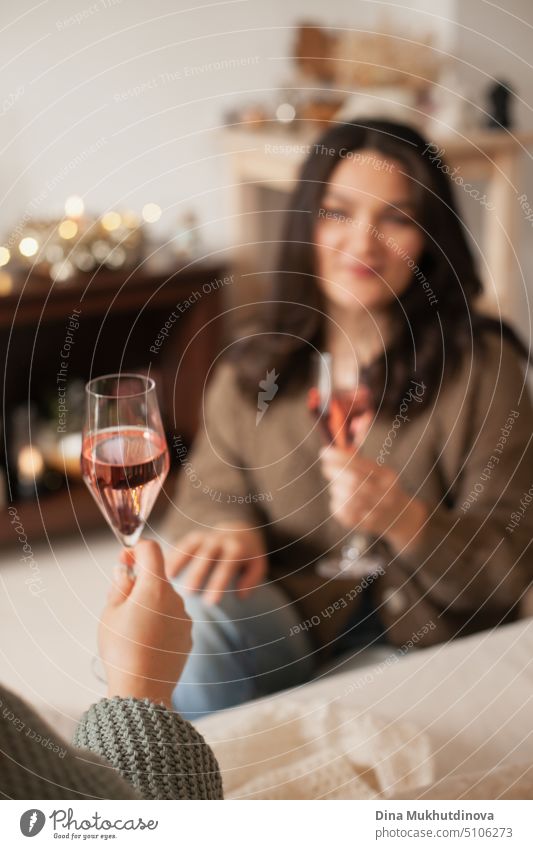 Ein Paar trinkt zu Hause Wein. Jubel mit Gläsern von Rosensekt. Feiern Sie die Ferienzeit. Frau heimwärts schön Glas Laptop Glück rot Arbeit Mädchen Computer