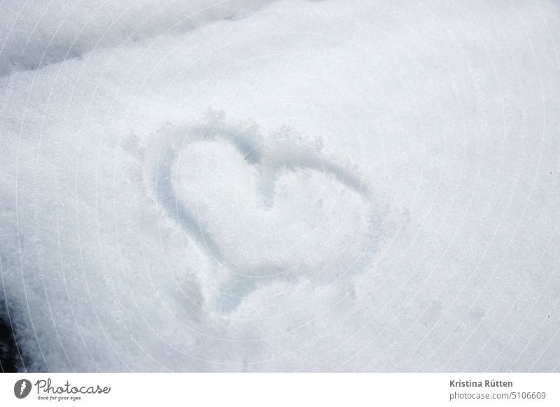 ein herzchen im schnee symbol symbolisch zeichen liebe winter romantik verliebt romantisch glücklich herzlich valentinstag kalt jahreszeit