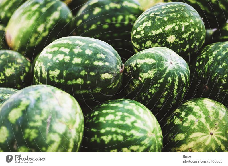 Stapel von Wassermelonen im Lebensmittelgeschäft Haufen Supermarkt Laden Markt Sale grün gestreift viele Werkstatt Einzelhandel frisch Frucht verkaufen