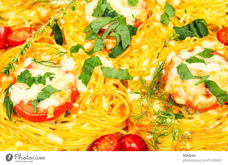 Spaghetti mit Fleischbällchen überbacken Spätzle Fleischklößchen Makkaroni Nest Mahlzeit Käse Nudel geschmackvoll Lebensmittel Abendessen Speise abschließen
